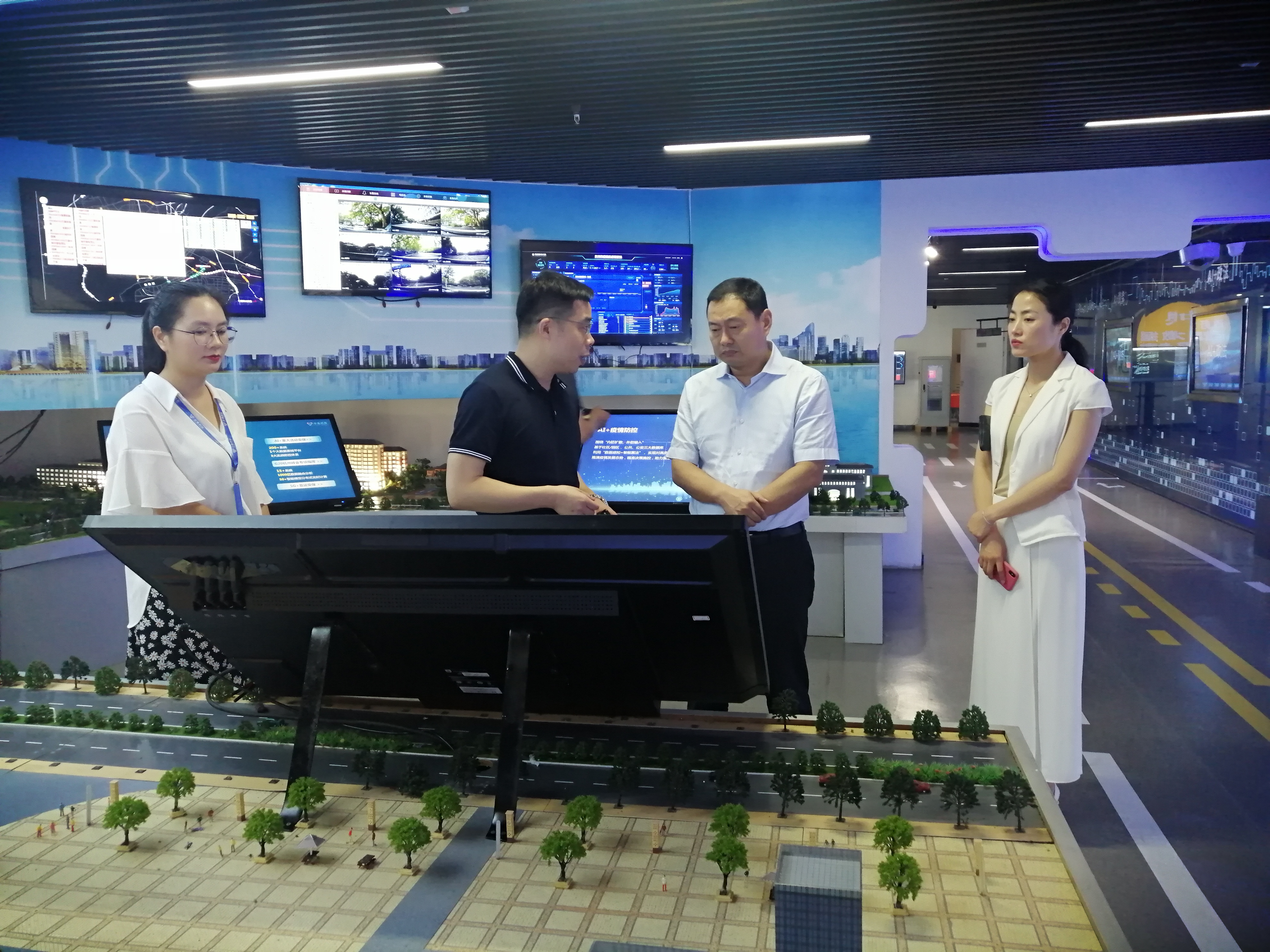 數字大連進行時｜遼寧省大連市金普新區領導參觀調研中奧科技！